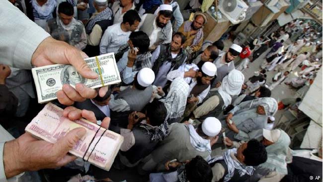 بانک مرکزی: ثبات ارزش افغانی را با توزیع دالر حفظ می‌کنیم